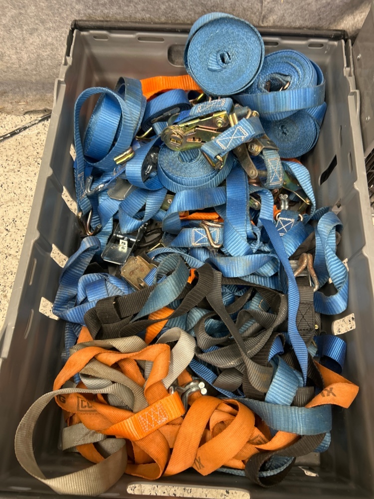 1497782-2 Lot with various equipment - Lashing straps, fire extinguishers, hearing protection, etc.