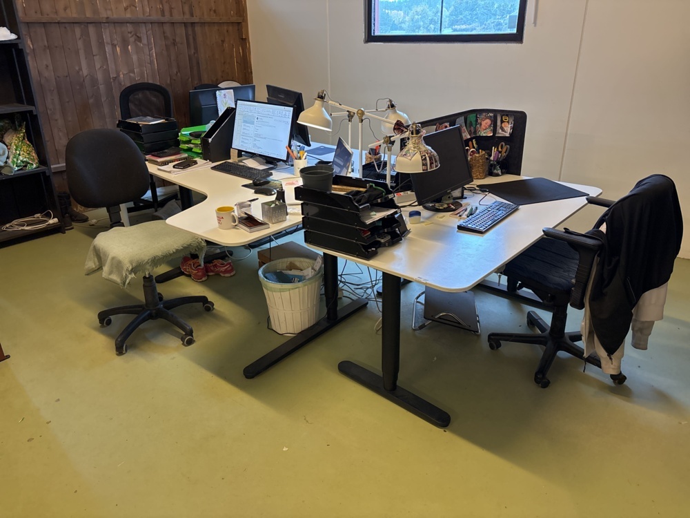 1511519-1 5 workstations - desks, monitors, furniture, etc.