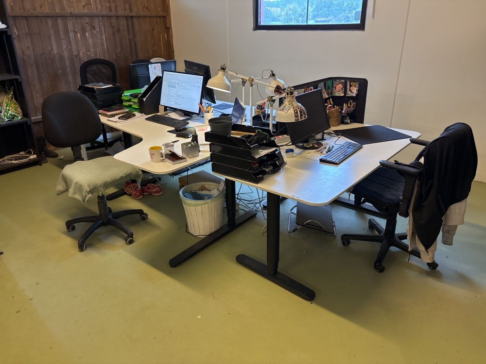 1511519-2 5 workstations - desks, monitors, furniture, etc.