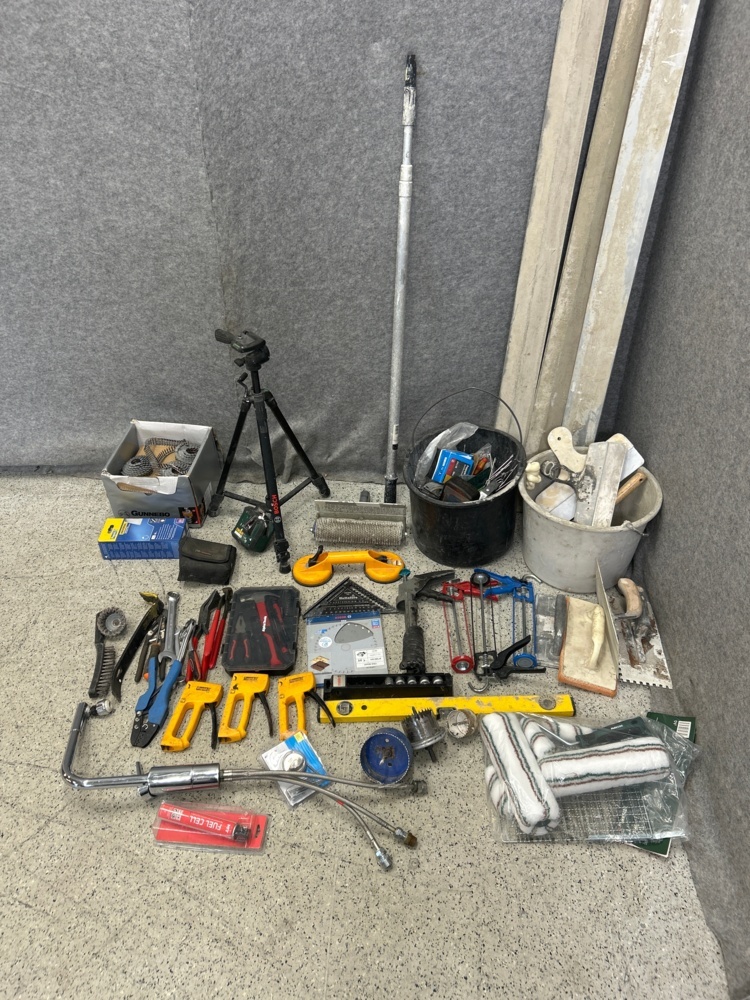 1497783-1 Lot of hand tools and construction accessories