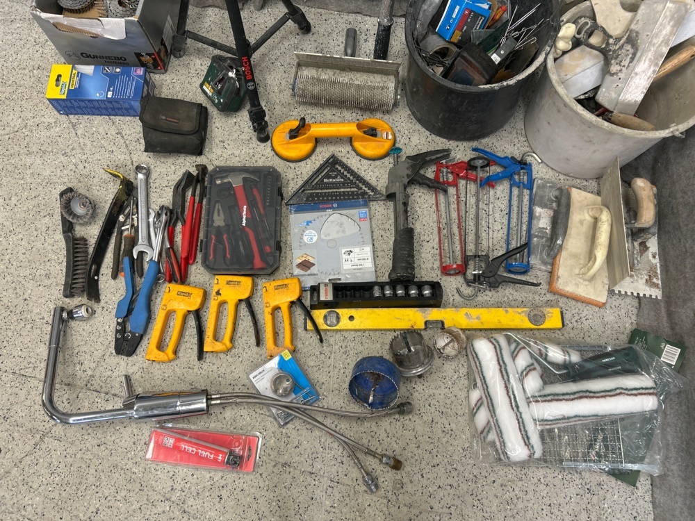 1497783-2 Lot of hand tools and construction accessories