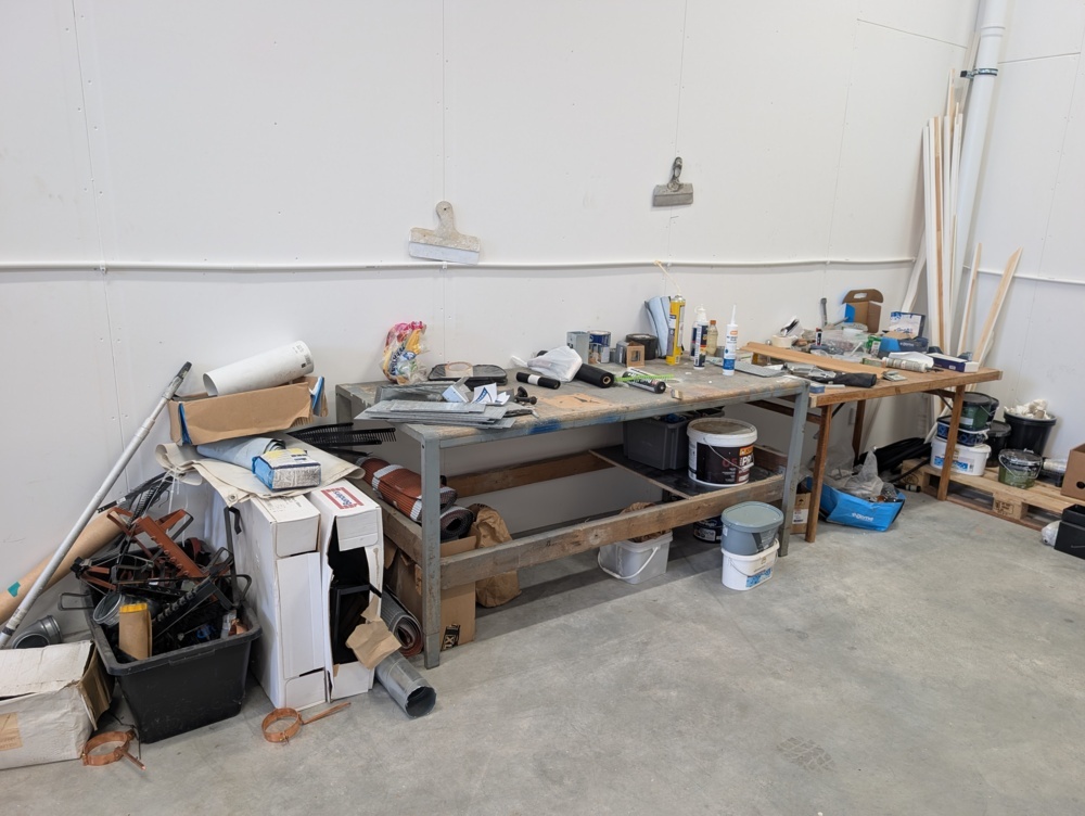1497784-1 Workbench and lot of building materials