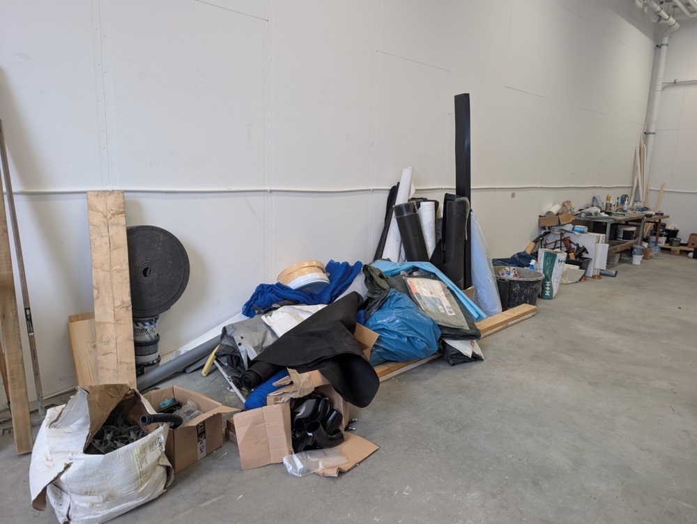 1497784-2 Workbench and lot of building materials