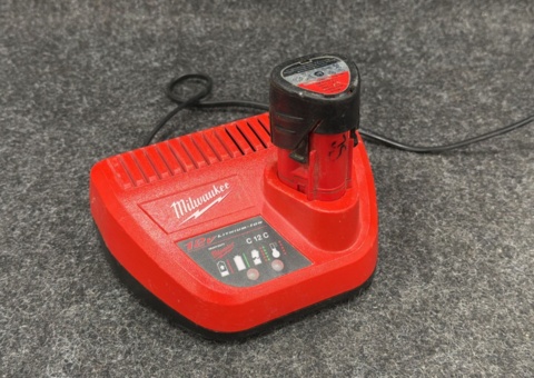 Batteriladdare Milwaukee C 12 C & Batteri Milwaukee M12 B