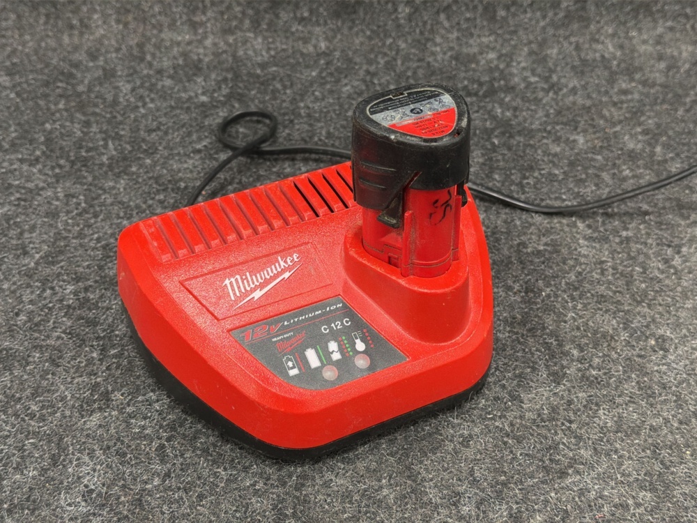 1594661-1 Batteriladdare Milwaukee C 12 C & Batteri Milwaukee M12 B