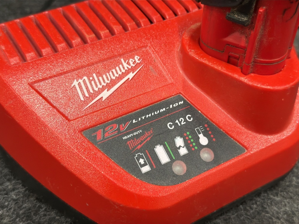 1594661-2 Batteriladdare Milwaukee C 12 C & Batteri Milwaukee M12 B