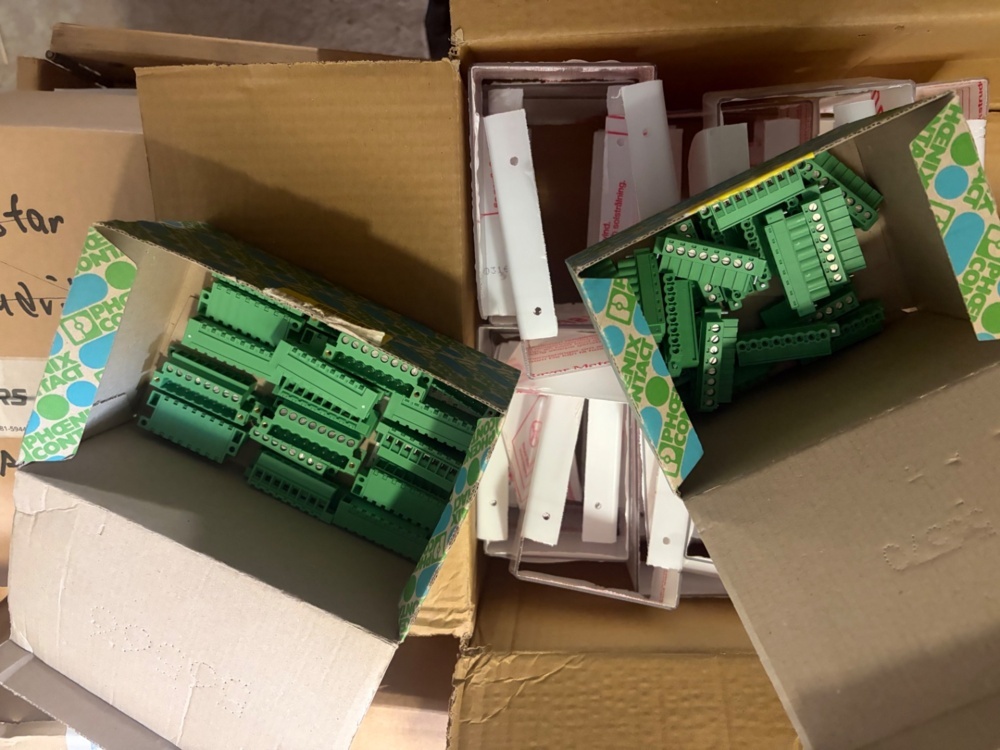 1530144-1 Collection of various electrical components