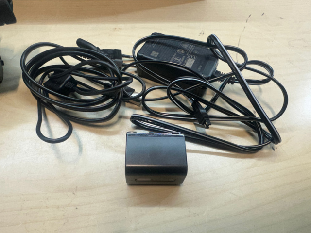 1571322-11 Videokamera Sony FDR-AX100E med tillbehör