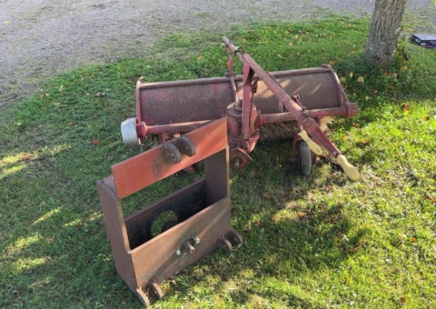 Sweeping brush with attachment for hydraulics