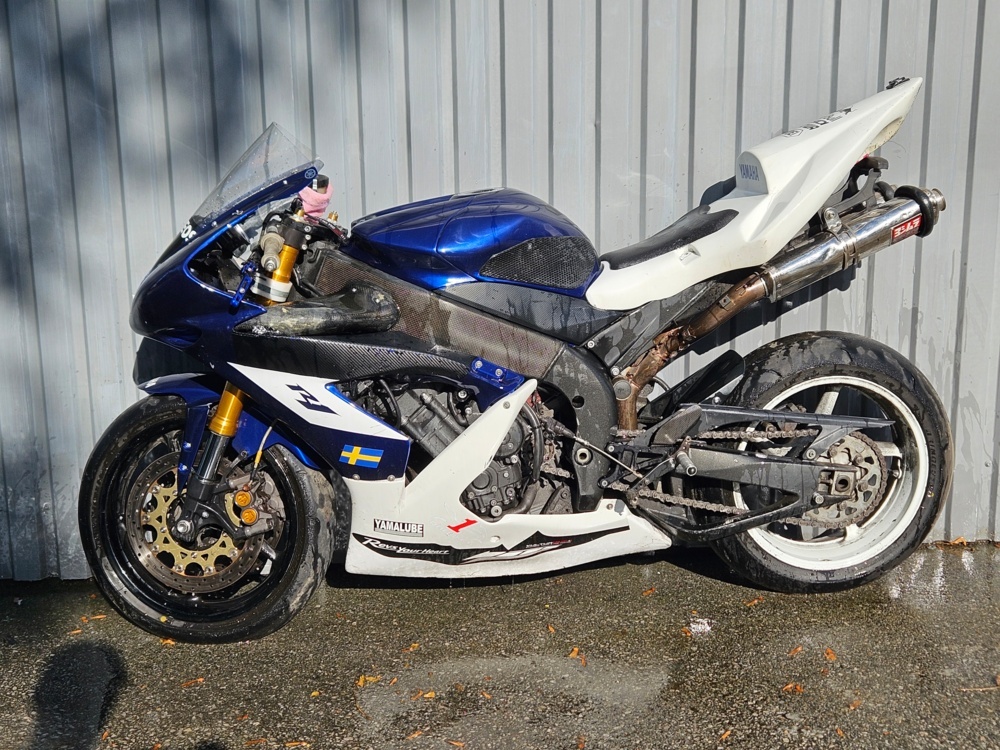1368479-1 Road racing motorcycle - Yamaha YZF-R1 -2004 (Not registered)