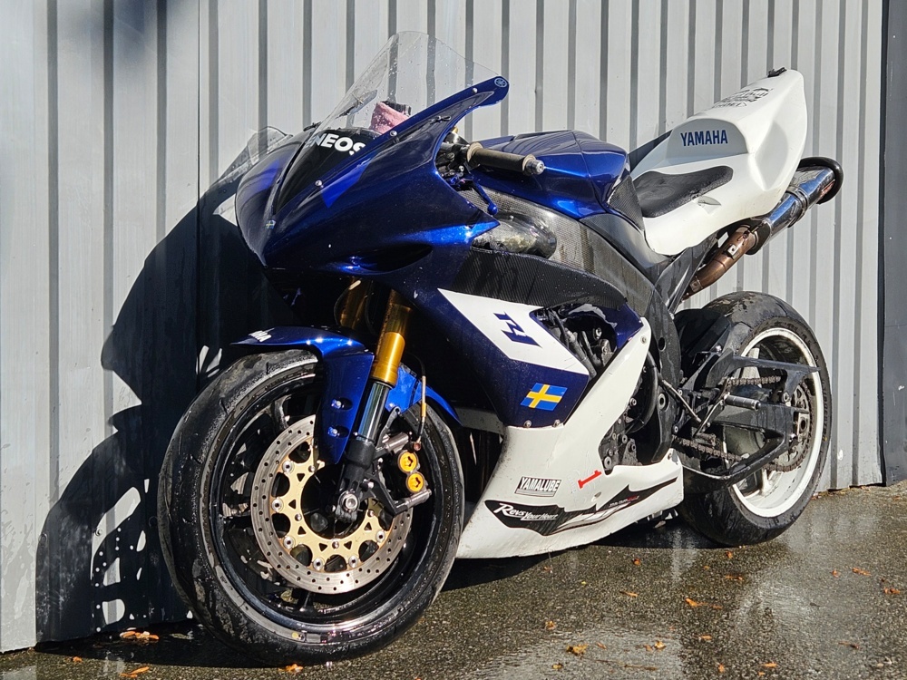 1368479-2 Road racing motorcycle - Yamaha YZF-R1 -2004 (Not registered)