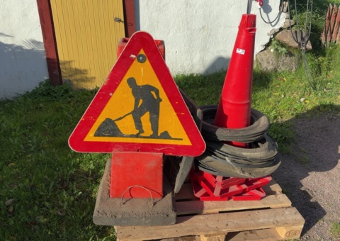 Warning cones 4 pcs and road work sign