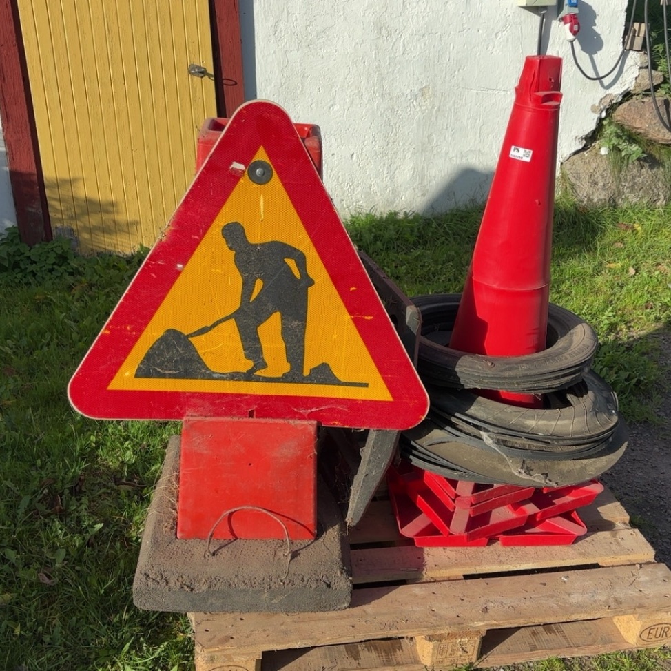 1587700-1 Warning cones 4 pcs and road work sign