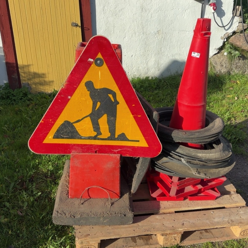 1587700-2 Warning cones 4 pcs and road work sign