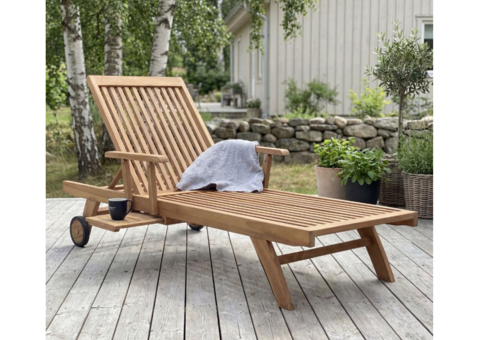 Solstol i teak med hjul och utfällbart hyllplan | 120 cm | Solö