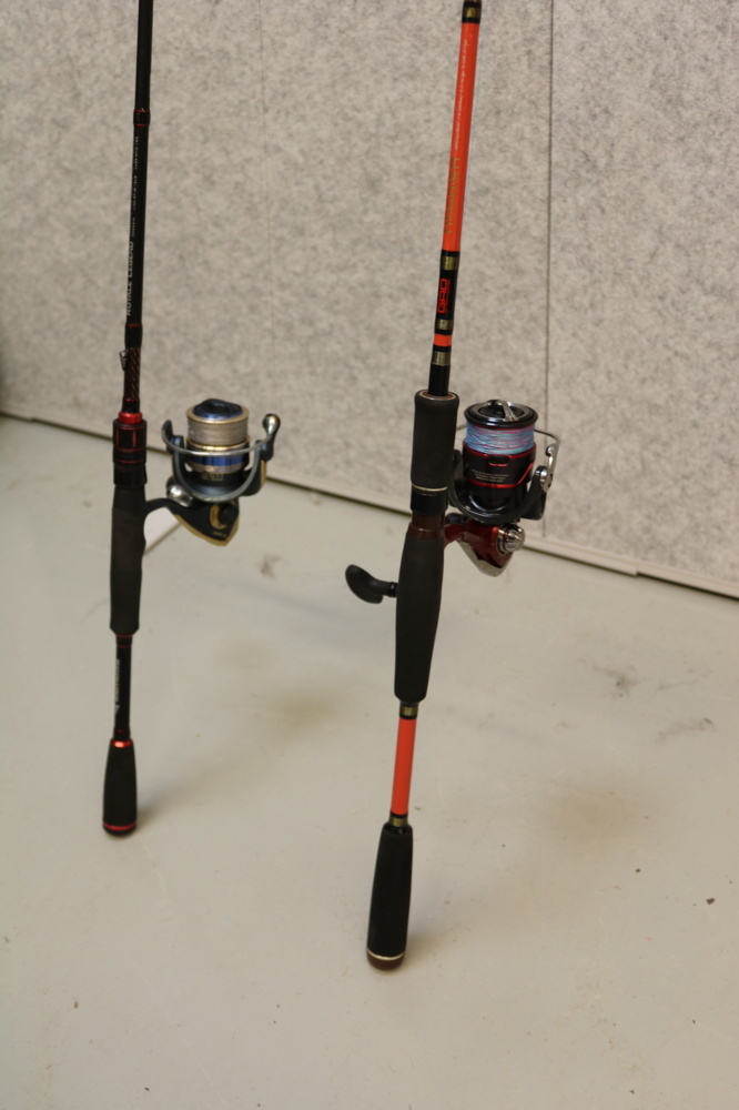 1515256-2 2 fishing rods with reels