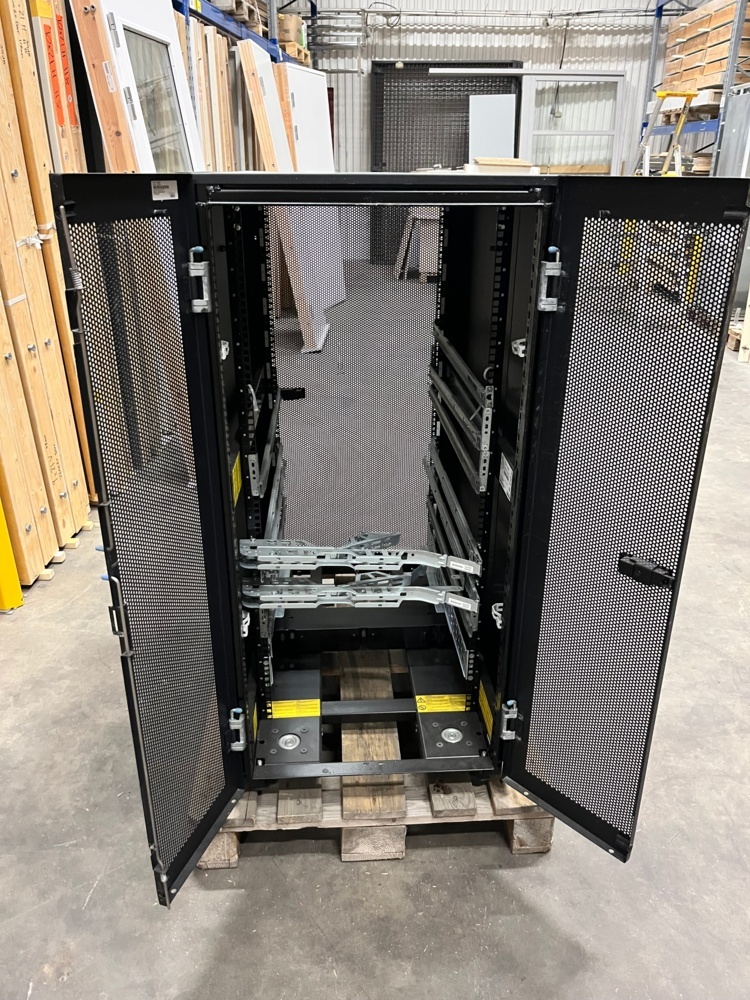 1595707-2 IBM-rack/kabinett för servrar och nätverksutrustning