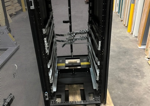IBM-rack/kabinett för servrar och nätverksutrustning