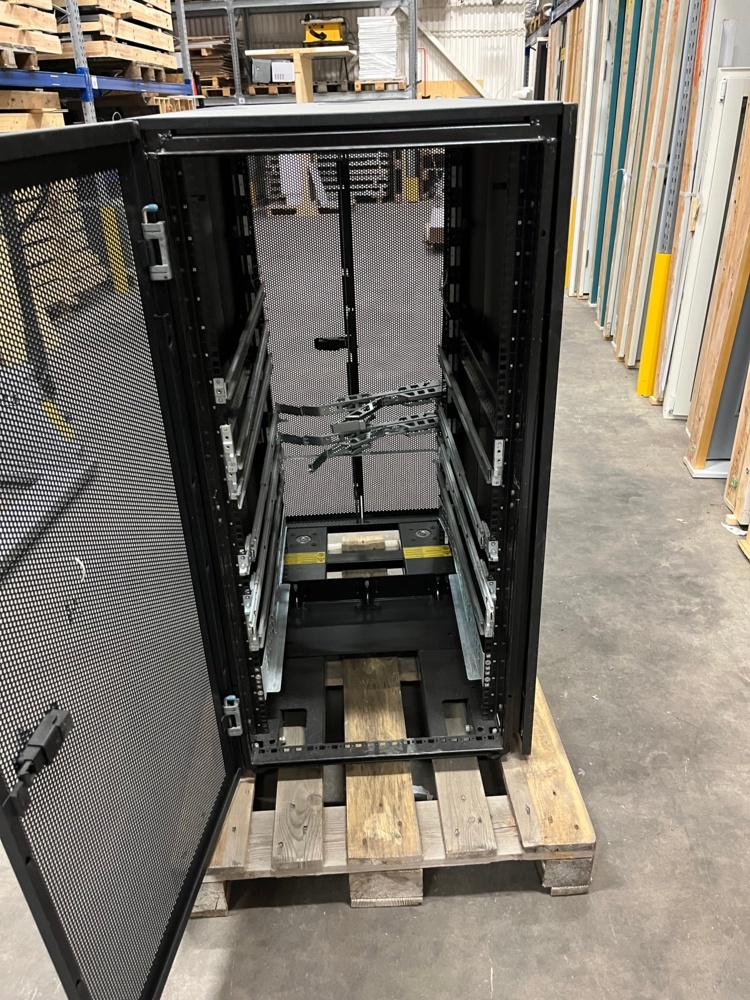1595707-1 IBM-rack/kabinett för servrar och nätverksutrustning