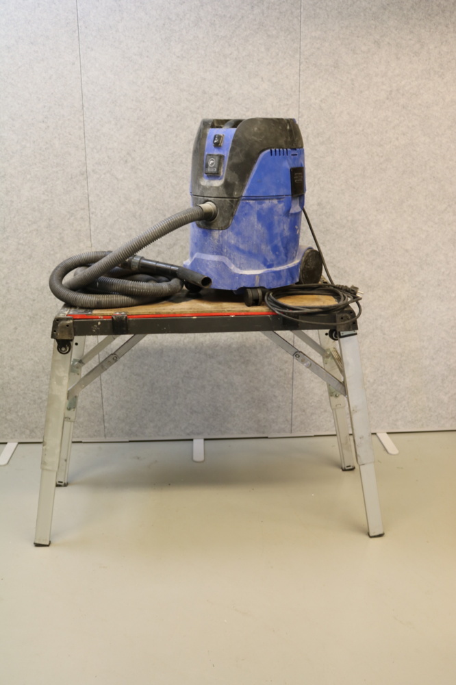 1515258-2 Nilfisk vacuum cleaner & Folding work table