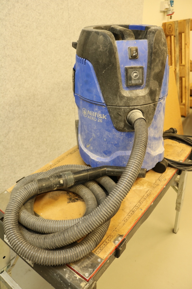 1515258-3 Nilfisk vacuum cleaner & Folding work table