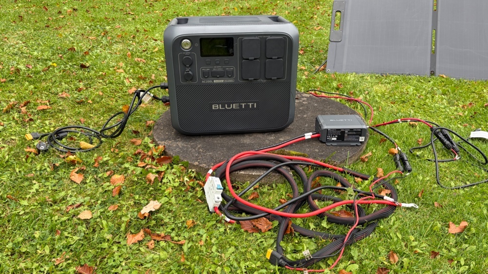 1595330-1 Bluetti AC200L portable power station, 2400W, 2048Wh