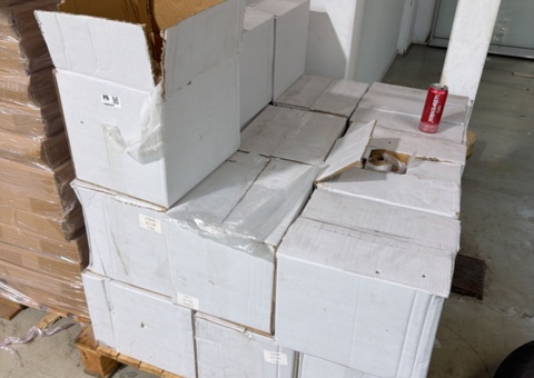 Pall med plastpåsar – 22 kartonger