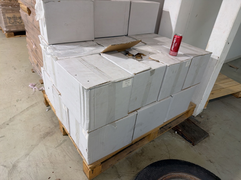 1566354-2 Pall med plastpåsar – 22 kartonger