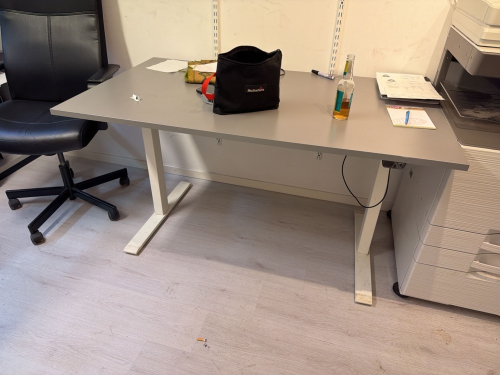 1566357-2 Kontorsmöbler och inredning med skrivbord, kontorsstolar, hurts, soffa och pulpet.