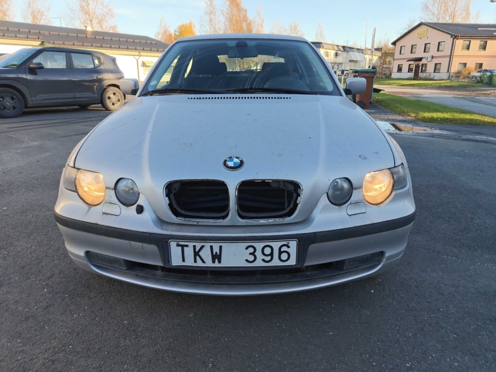 1581747-2 BMW 316ti Compact 116hk -2002 (reparationsobjekt)