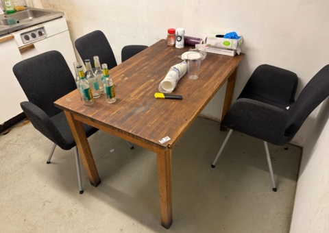 Möbler och vitvaror – köksbord, stolar, soffor samt kyl/frys