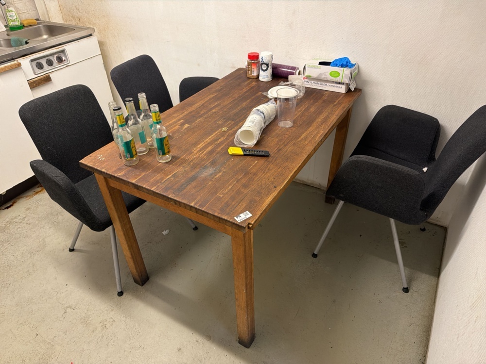 1566359-1 Möbler och vitvaror – köksbord, stolar, soffor samt kyl/frys