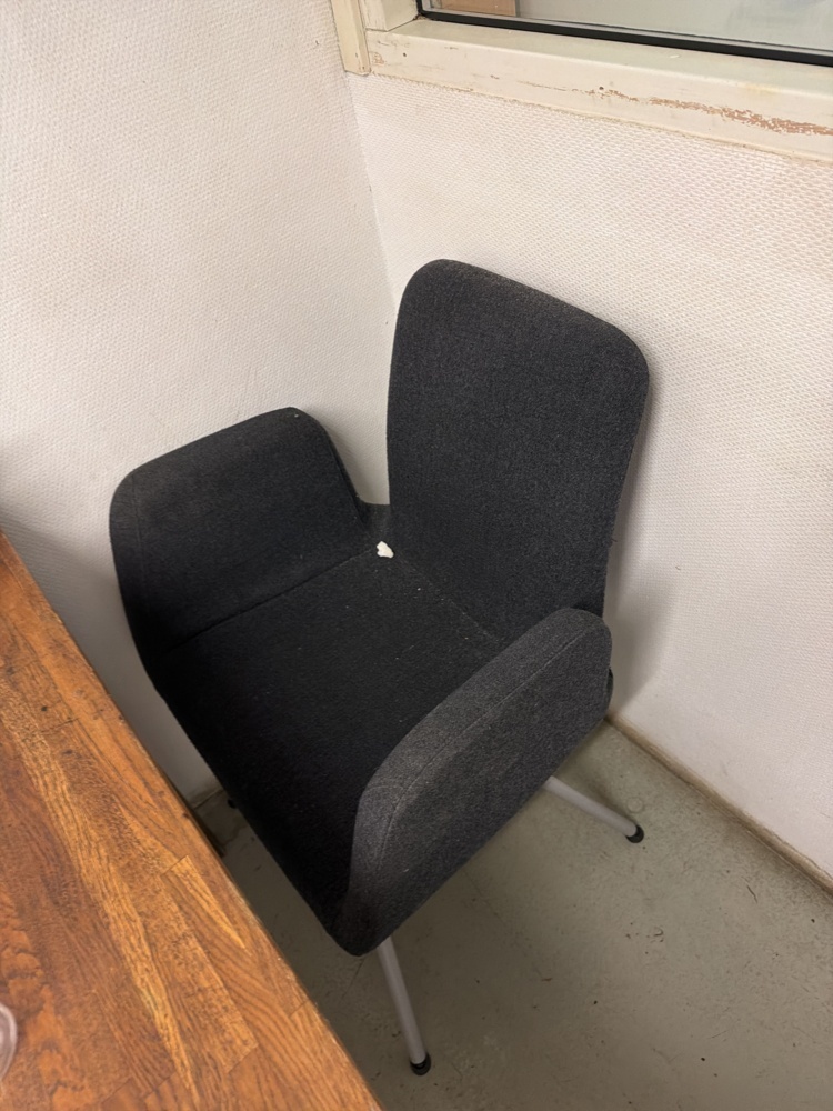 1566359-2 Möbler och vitvaror – köksbord, stolar, soffor samt kyl/frys