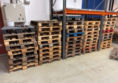 Lastpallar och plastpallar - totalt ca 110 st