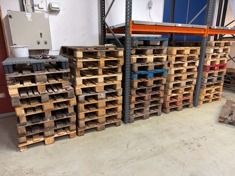 1566360-1 Lastpallar och plastpallar - totalt ca 110 st