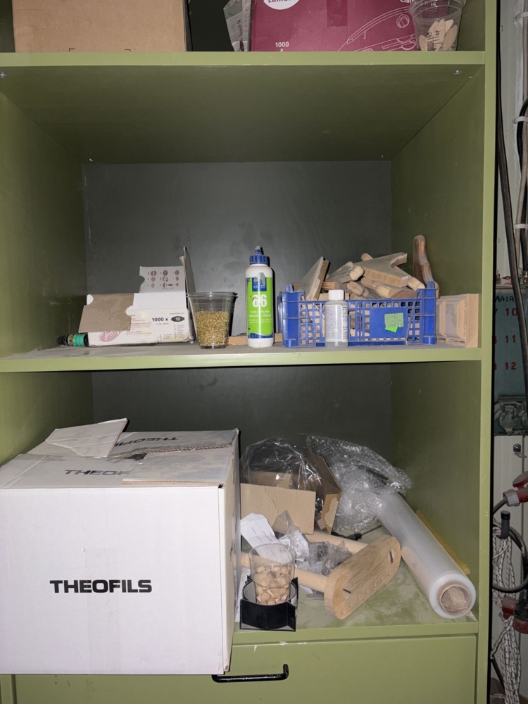 1574828-2 Förvaringshylla med innehåll