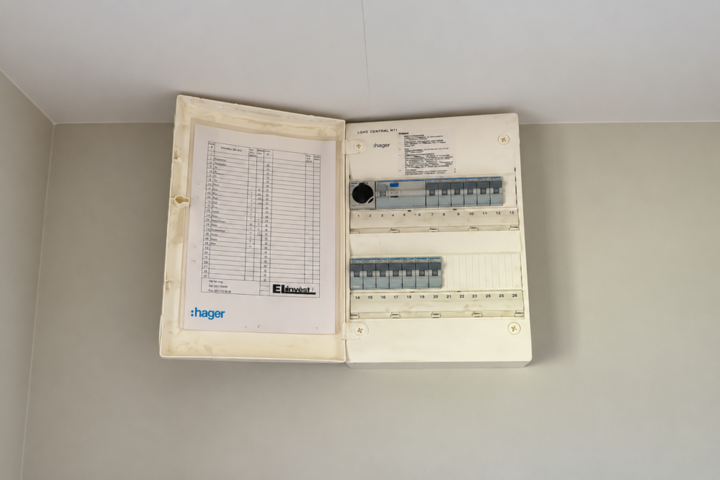 1593849-1 Elcentral Hager - 7 st - B:250 mm H:380 mm