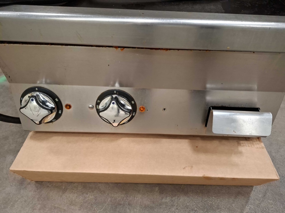 1595710-2 Elektriskt stekbord - slät stekyta och dubbla temperaturvred