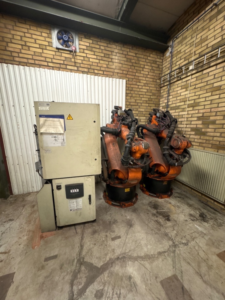 1536119-1 Industrirobotar 2 st, med tillbehör - KUKA