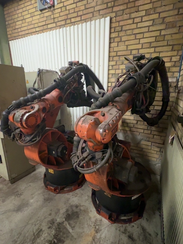 1536119-2 Industrirobotar 2 st, med tillbehör - KUKA