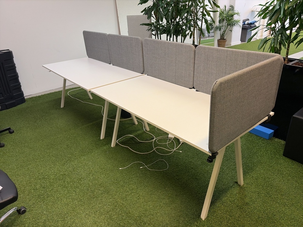 1576458-1 Desks 3 pcs with table screens