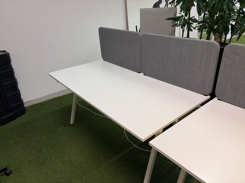 1576458-2 Desks 3 pcs with table screens
