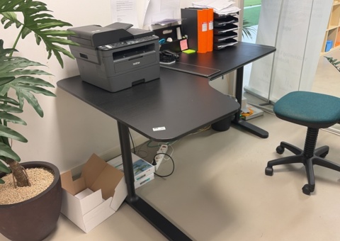Desk approx. 161 x 110.5 x 74 cm