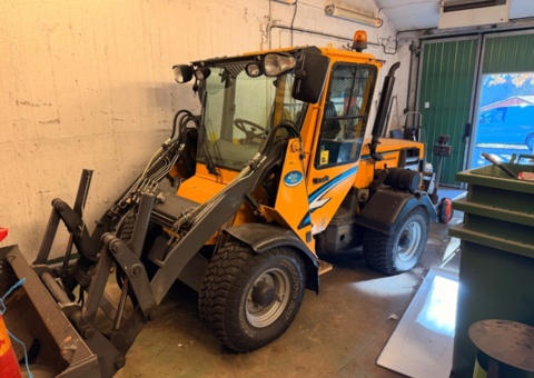 Tool carrier with snow removal package - Wille 455B -2004 Only 3878 hrs.