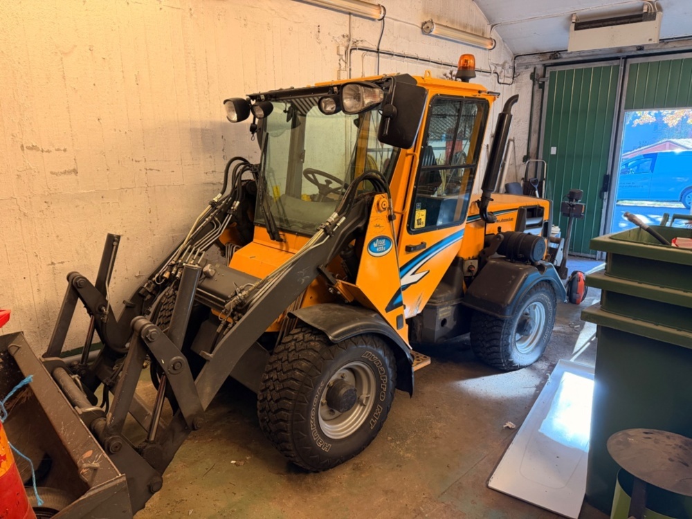 1583630-1 Tool carrier with snow removal package - Wille 455B -2004 Only 3878 hrs.