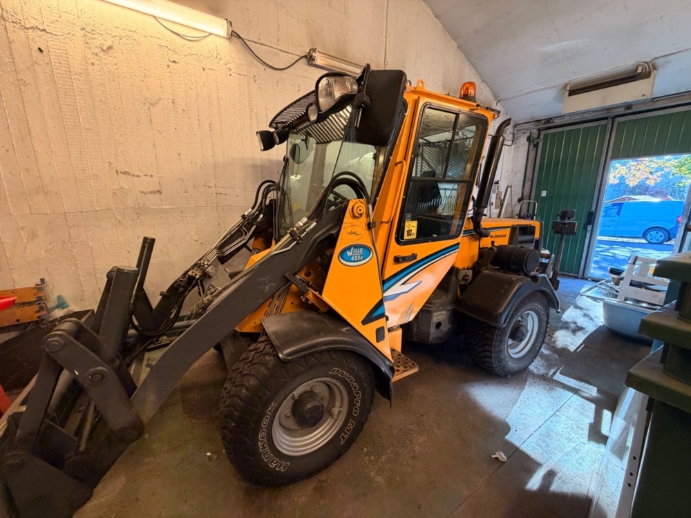 1583630-2 Tool carrier with snow removal package - Wille 455B -2004 Only 3878 hrs.