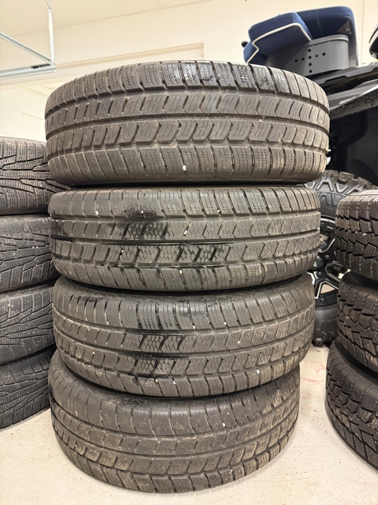 1141037-2 4 st Continental Vanco Winter 2 M+S 225/75 R16.