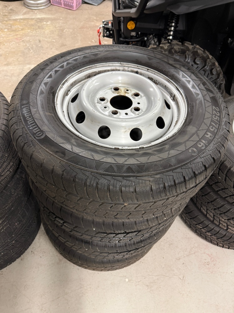 1141037-1 4 st Continental Vanco Winter 2 M+S 225/75 R16.