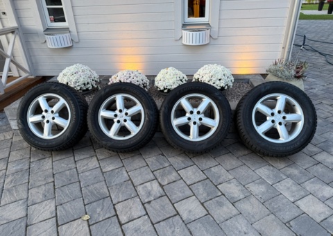 Landsail Ice Star dubbdäck 235/65 R17. Hyundai originalfälg aluminiumfälg