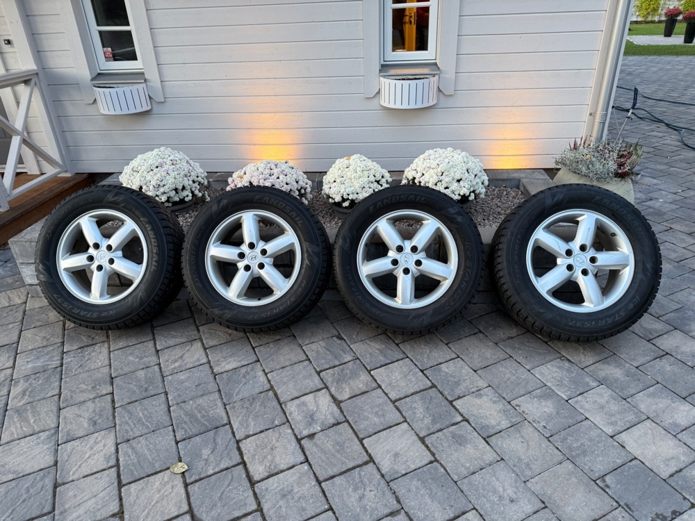 1141038-1 Landsail Ice Star dubbdäck 235/65 R17. Hyundai originalfälg aluminiumfälg